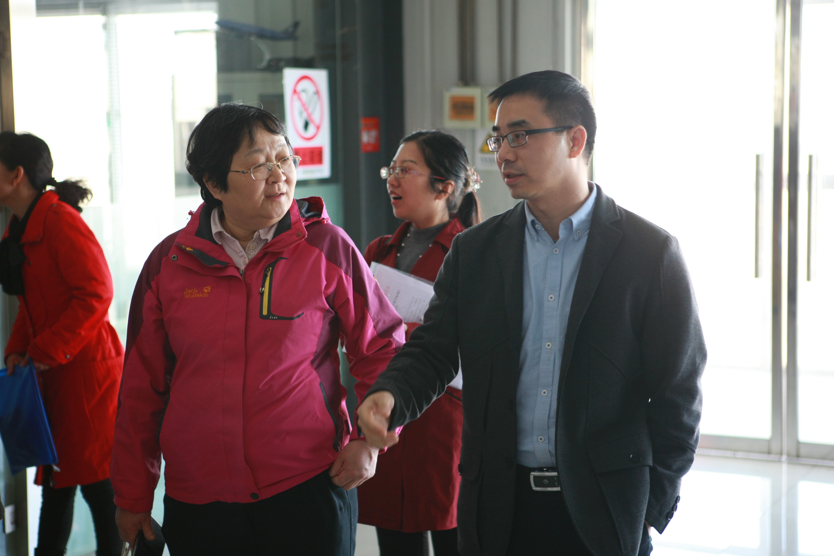 全国物流教育教学指导委员会副秘书长李俊峰及与会专家参观我院物流实训中心